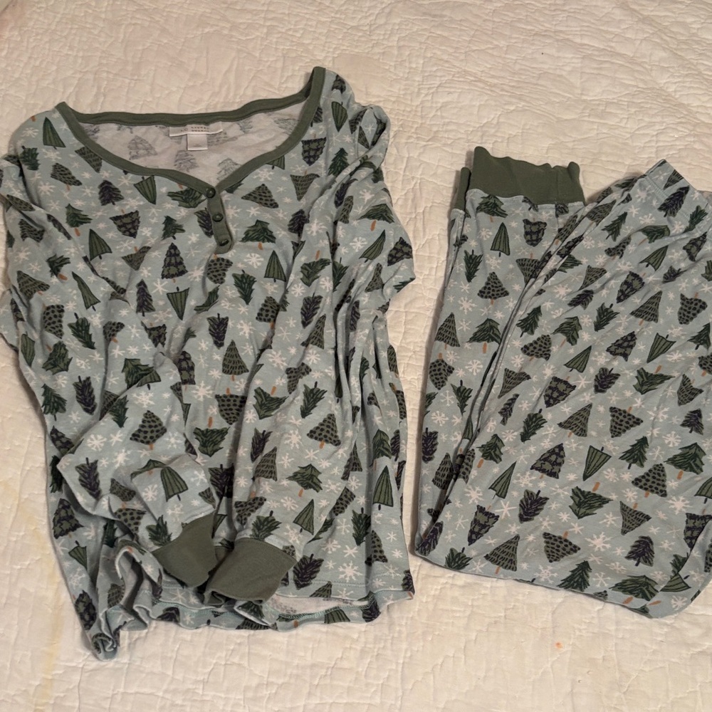 LC Lauren Conrad Green Tree Printā Pajama Set